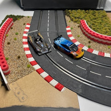 Laden Sie das Bild in den Galerie-Viewer, DIY Landschaft mit Reifenstapel und Curbs auf Rennbahn