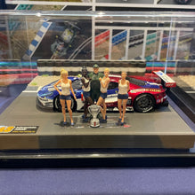 Laden Sie das Bild in den Galerie-Viewer, Vitrine mit 3 Gridgirls und 1 Rennfahrer blau weiss 1:24