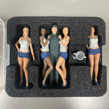 Laden Sie das Bild in den Galerie-Viewer, Modellbau Figuren 1/24 handbemalt 1 Fahrer mit 4 Grid Girls weiss-blau für Rennbahnen
