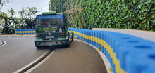 Laden Sie das Bild in den Galerie-Viewer, Modellbau Reifenstapel blau gelb mit Actros #8 - Alternative zu carrera 21130 carrera digital