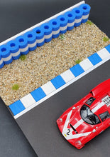 Laden Sie das Bild in den Galerie-Viewer, Diarama Modellbau RAS Reifenstapel FlexCurbs Blau Weiss