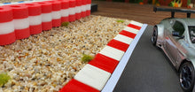 Laden Sie das Bild in den Galerie-Viewer, Diorama Kiesbett mit Reifenstapel und Curbs