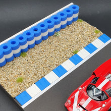 Laden Sie das Bild in den Galerie-Viewer, Modellbau Diarama mit Reifenstapel und Curbs blau weiss von RAS Rennbahnzubehör