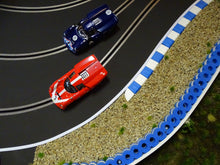 Laden Sie das Bild in den Galerie-Viewer, Diorama Modellbau Curbs und Reifenstapel blau weiss mit Thunderslot Lolas
