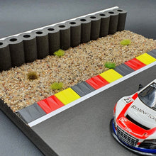Laden Sie das Bild in den Galerie-Viewer, Modellbau Reifenstapel schwarz auf Diorama mit Curbs