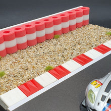 Laden Sie das Bild in den Galerie-Viewer, Diorama Modellbau mit Reifenstapel und Flex Curbs rot weiss