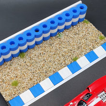 Laden Sie das Bild in den Galerie-Viewer, Reifenstapel weiss blau auf Diorama mit Curbs