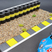 Laden Sie das Bild in den Galerie-Viewer, Diorama mit schwarz gelben Curbs