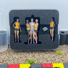 Laden Sie das Bild in den Galerie-Viewer, Verpackung Figuren Gridgirls gelb schwarz 1/32