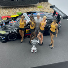 Laden Sie das Bild in den Galerie-Viewer, Figuren 1/32 Gridgirls gelb schwarz RAS