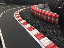 Laden Sie das Bild in den Galerie-Viewer, Diorama mit Curbs rot und weiss auf Rennbahn und Modellbau