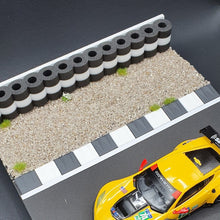 Laden Sie das Bild in den Galerie-Viewer, Reifenstapel schwarz-weiss mit  Kiesbett silber auf Diorama 