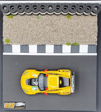 Laden Sie das Bild in den Galerie-Viewer, Diorama mit Kiesbett silber und Reifenstapel schwarz-weiss