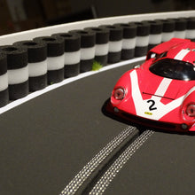 Laden Sie das Bild in den Galerie-Viewer, Reifenstapel schwarz weiss mit NSR Thunderslot Lola