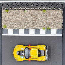 Laden Sie das Bild in den Galerie-Viewer, Reifenstapel schwarz weiss mit Kiesbett und FlexCurbs